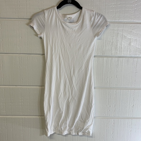 Aritzia Dresses & Skirts - Aritzia Wilfred Free
Tiny short sleeve  Dress